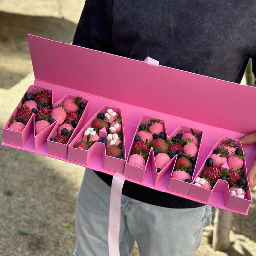 Клубника в шоколаде в огромной коробке МАМА на 8 марта