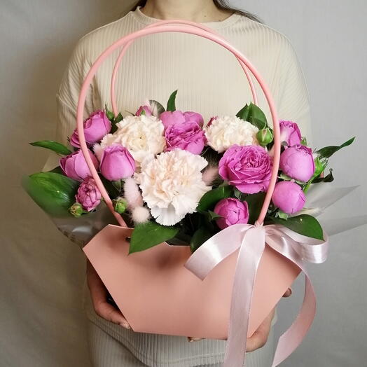 👛Композиция из цветов в сумочке из пионовидных кустовых роз и диантусов