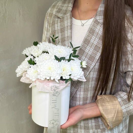 Шляпная коробочка с кустовой белой хризантемой и эвкалиптом