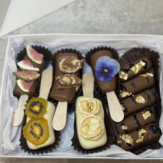 Бананы в шоколаде с голубикой в шоколаде