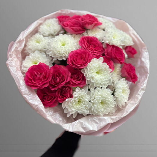 Букет из кустовых роз и хризантем