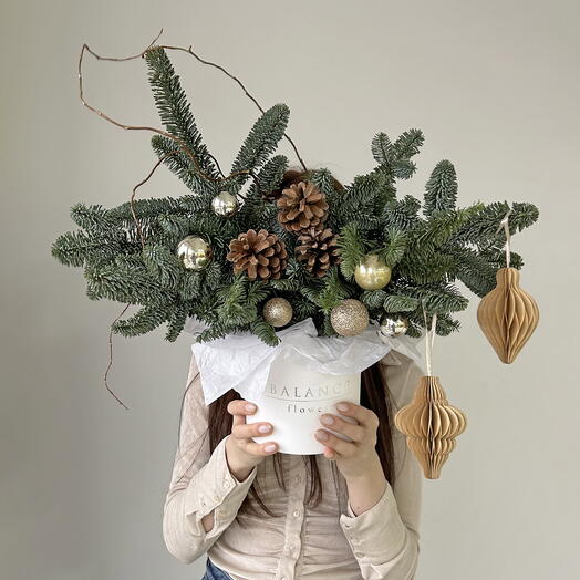 Хвойная композиция с крафт игрушками