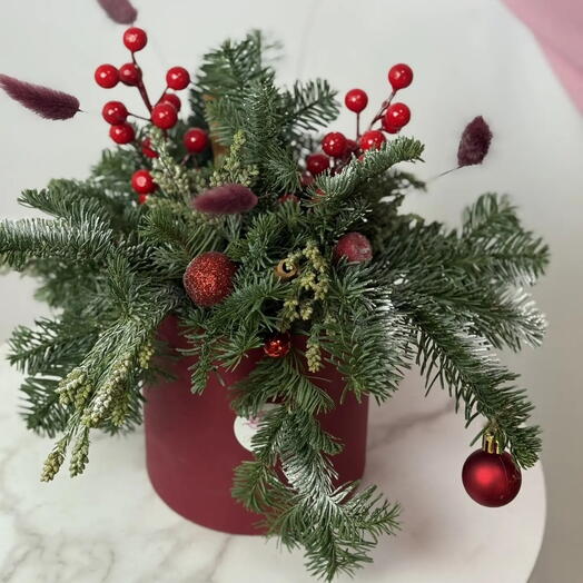 Новогодняя композиция из живой ёлки