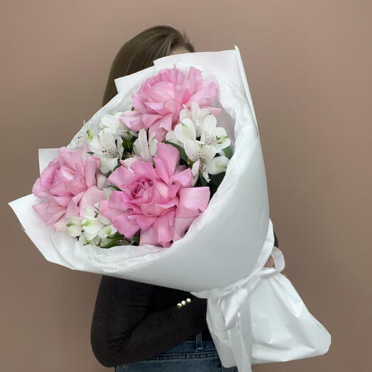 Букет комплимент из французских роз и альстромерий