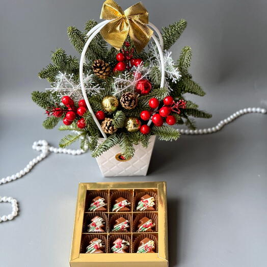 Конфеты Елочки из молочного бельгийского шоколада и новогодний еловый букет