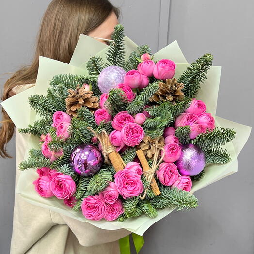 Авторский букет с Пионовидными розами , нобилисом и новогодним декором
