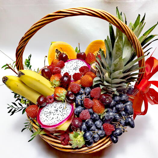 Корзина с экзотическими фруктами