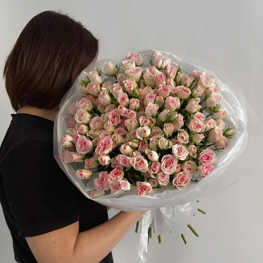 Букет из кустовых роз в упаковке, M