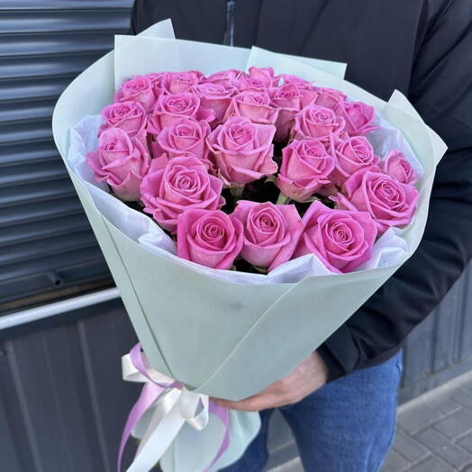 25 розовых роз