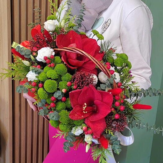 Амариллисы, хризантемы, ягоды. Корзина с амариллисами