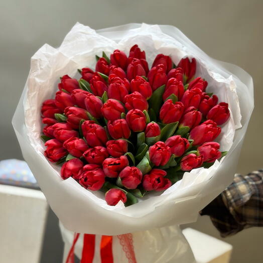 Тюльпан красный 49 шт в дизайнерской упаковке (D052)