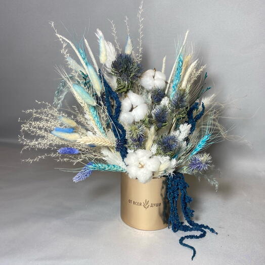 Утонченная композициях из сухоцветов с эрингиумом и хлопком