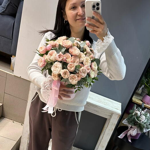 Нежная композиция из кустовой пионовидной розы премиум класса