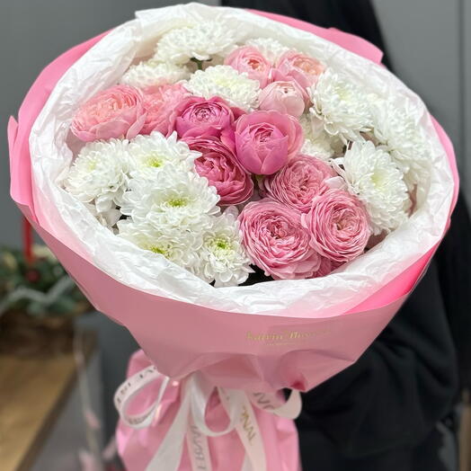 Букет с пион розами и хризантемами