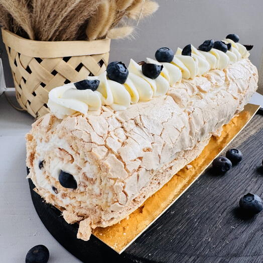 Меренговый рулет с голубикой