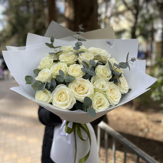 Роза белая 19 шт с эвколиптом