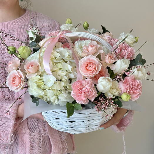 Корзина с цветами гортензия, тюльпаны, гвоздики, кустовые розы
