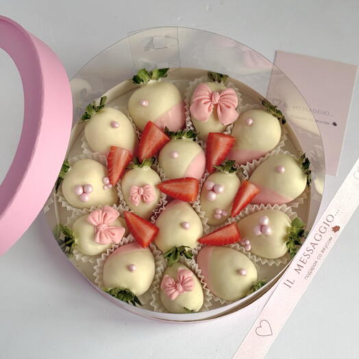 Розовая коробочка клубники в шоколаде