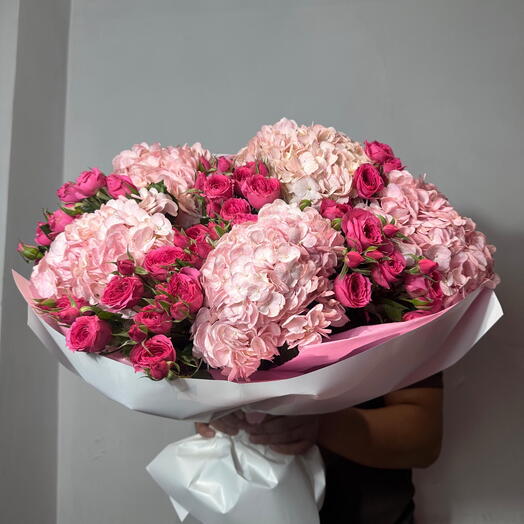 Гортензии с кустовыми розами