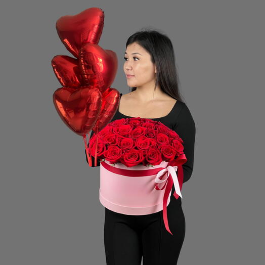 Композиция в коробке из красных роз и 5 шаров сердце