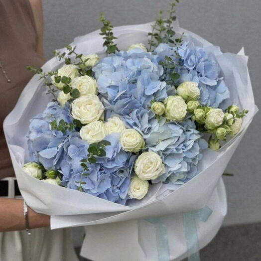 Букет милашке из гортензий и кустовых роз💕