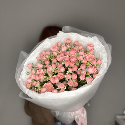 Нежный розовые кустовые розы в воздушной упаковке