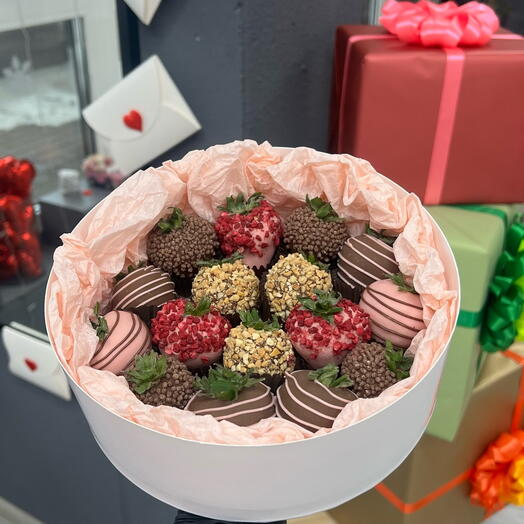 Клубника в розовом и молочном шоколаде 15-18 ягод Д20