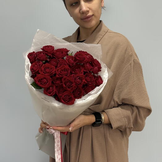 Букет из красных кустовых роз ред