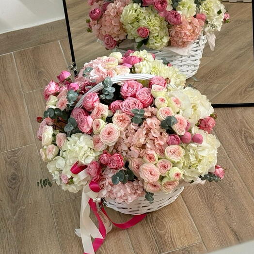Корзина с кустовой розой 
и гортензией
