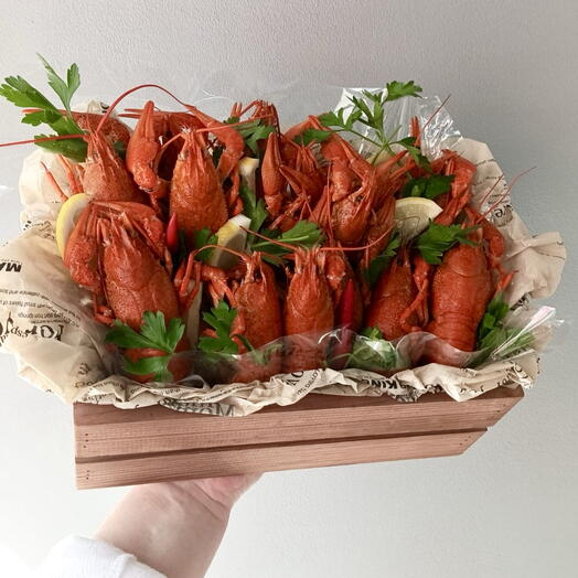 Ящик с раками, зеленью и лимоном