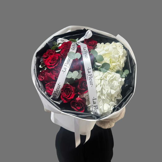 Классика страсти— 15 красных роз, белая гортензия и эвкалипт