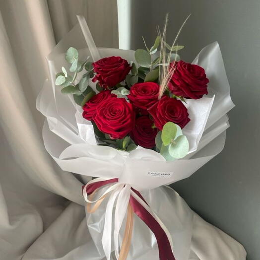 Розы красные 7 и эвкалипт