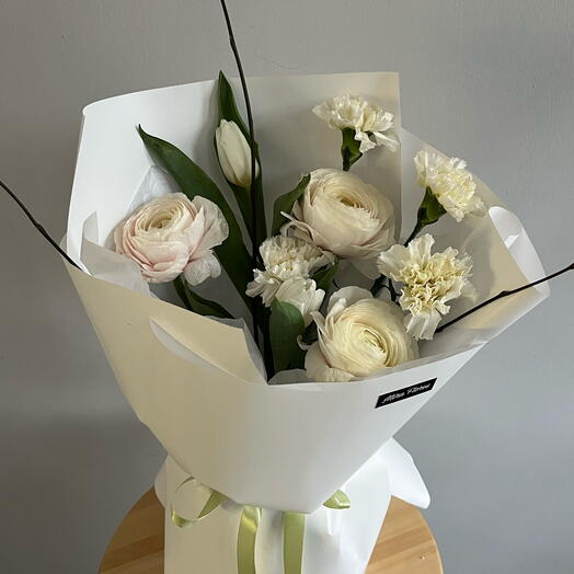 Весенний букетик с нежными ранункулюсами, белыми тюльпанами и диантусами