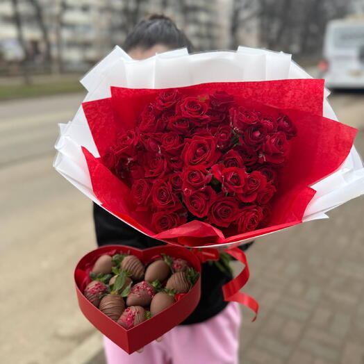 Комбо из букета кустовых красных роз и клубники в шоколаде