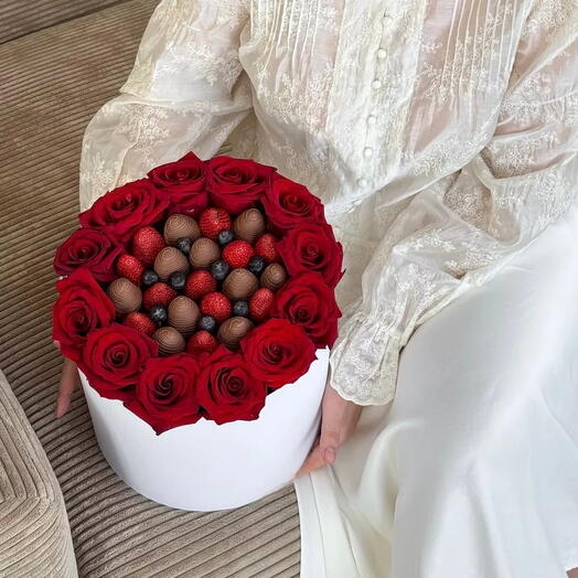 Красные розы и клубника в шоколаде 🎀️