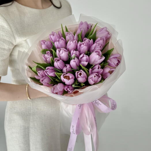 Букет из 31 сиреневого тюльпана