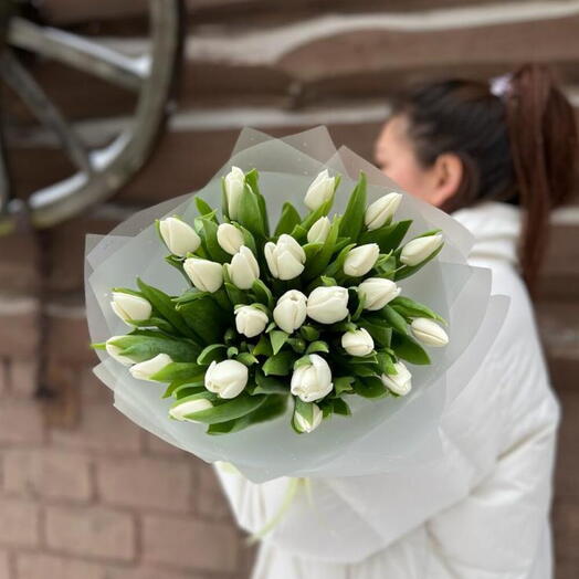 25 белых тюльпанов в стильной упаковке🤍