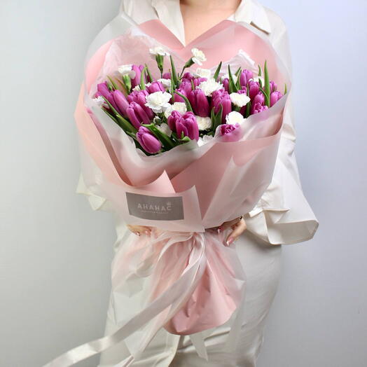 Авторский букет с тюльпанами и кустовыми гвоздиками