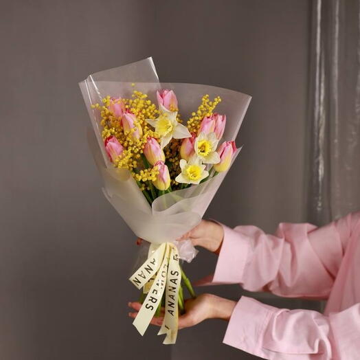 Весенний букет с тюльпанами, нарциссами и мимозой