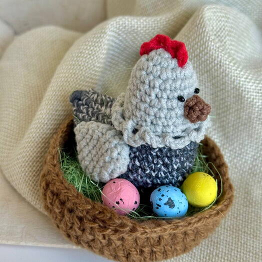 Пасхальная курочка в гнезде