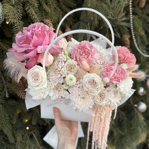 Воздушная композиция в белой сумочке с ажурным амарантом 🌸
