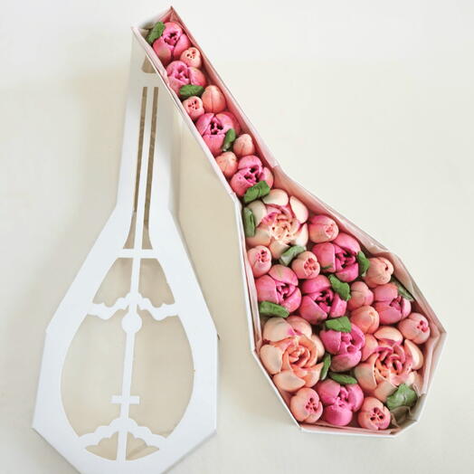 Домбра с зефирными тюльпанами