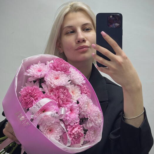Букет кустовых хризантем с диантусами