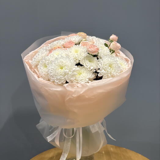 Хризантема с кустовыми розочками