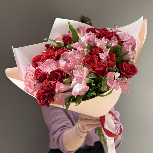 Авторский букет «Клубничное настроение» 🌸🍓 с альстромерией и красной кустовой розой