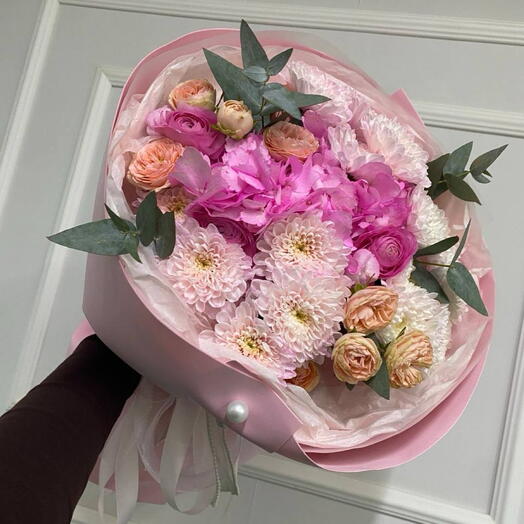 Букетик микс с ранункулюсами и эвкалиптом