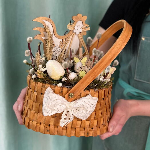 Верба с декором в плетенной корзине