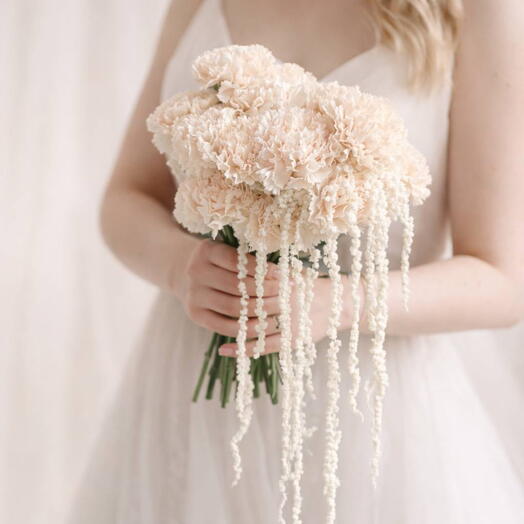 Букет невесты из ажурных гвоздик и амаранта