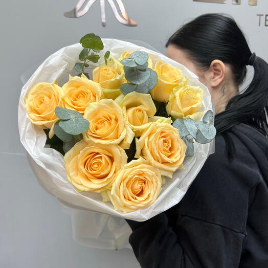 Букет из 11 кремовых premium роз с эвкалиптом