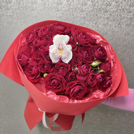 Букет красных роз и орхидеи🌹